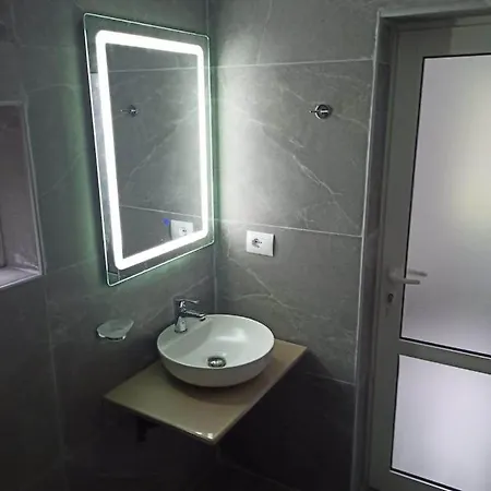 Kristina Mitllari 1 Pensionat Tushemisht