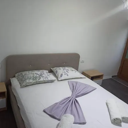 Kristina Mitllari 1 Pensionat Tushemisht